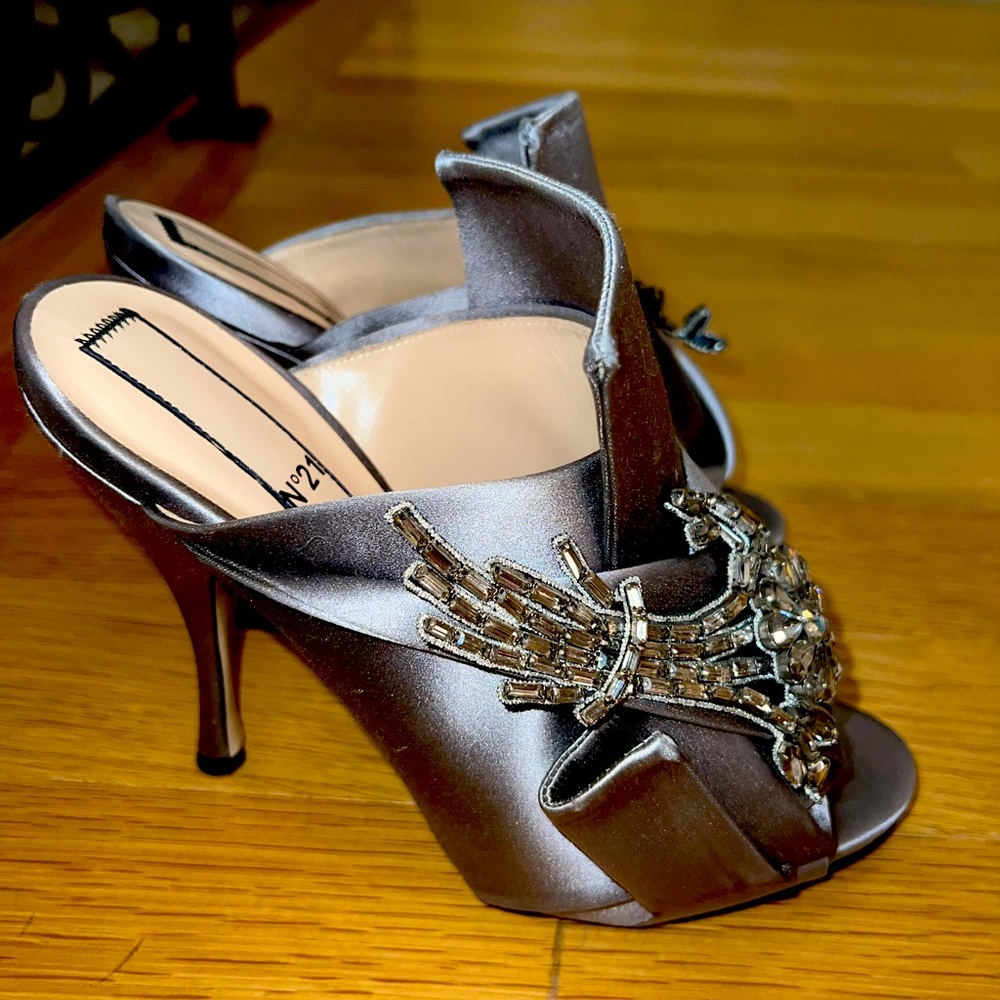 No. 21 heels Silver